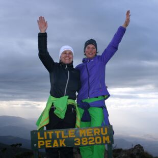 Besteigung des Mount Meru 2013: Verena Bentele und ihre Begleiterin Annika Wechner winken auf dem 3820 Meter hohen Little Meru Peak_Copyright Annika Wechner