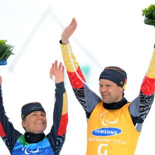 Paralympics Vancouver 2010_Flower Ceremony_1_Verena Bentele und Thomas Friedrich jubeln_Copyright dpa Picture Alliance GmbH Julian Stratenschulte