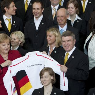 Verena Bentele mit Angela Merkel beim Empfang im Kanzleramt nach den Paralympics 2010_Copyright dpa Picture Alliance GmbH