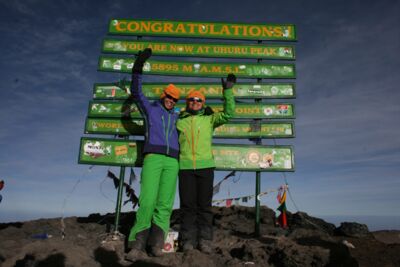 Verena Bentele gemeinsam mit ihrer Begleiterin Annika Wechner auf dem Gipfel des Kilimandscharo (2013).