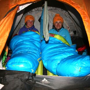 Kilimandscharo-Besteigung 2013: Verena Bentele und ihre Begleiterin Annika Wechner im Zelt, dick eingemummelt im Schlafsack und mit dicken Mützen auf den Kopf_Copyright Annika Wechner