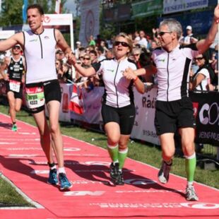 Triathlon in Roth: Verena Bentele und ihre zwei Teamkollegen jubeln beim Zieleinlauf_Copyright Bayern 3