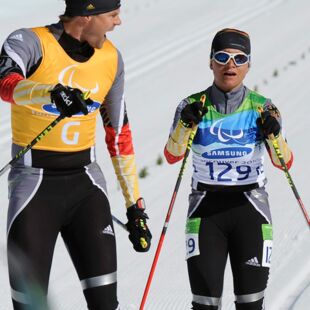 Paralympics Vancouver 2010_Wettkampf_Kommunikation_Thomas Friedrich erklärt Verena Bentele wo es zum Schießen geht_Copyright dpa Picture Alliance GmbH EPA_Bonny Makarewicz