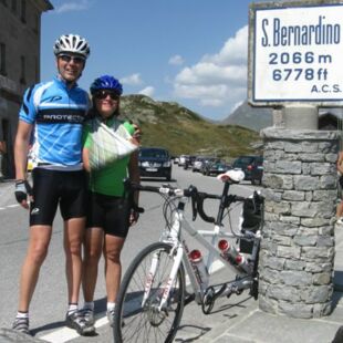 Verena Bentele und Alex Heim bei der Alpenüberquerung 2011 - Verena Bentele zeigt hier ihren gebrochenen Arm, der in einer Schlinge steckt_Copyright Verena Bentele