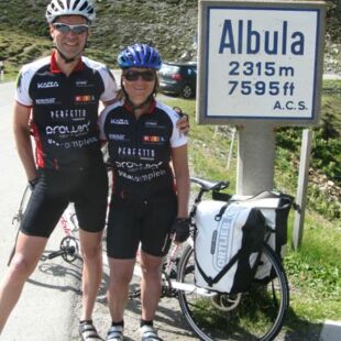 Verena Bentele und Alex Heim bei ihrer Alpenüberquerung auf dem Rennradtandem - Verena Bentele hatte sich zuvor den Arm gebrochen; die Alpenüberquerung hat sie aber dennoch gemeistert_Copyright Alex Heim