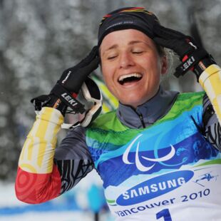 Paralympics Vancouver 2010_Verena Bentele strahlt nach dem Zieleinlauf als Siegerin_Copyright dpa Picture Alliance Julian Stratenschulte