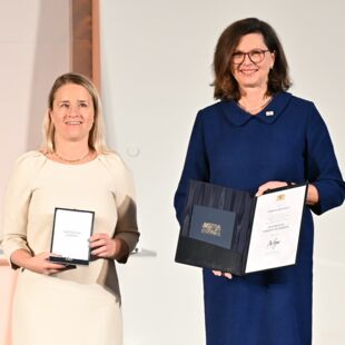 Bayerischer Verfassungsorden 2022: Verena Bentele mit Landtagspräsidentin Ilse Aigner_Copyright Bildarchiv Bayerischer Landtag