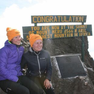 Geschafft! Verena Bentele mit Annika Wechner auf dem Gipfel des 4566 Meter hohen Mount Meru_Copyright Annika Wechner