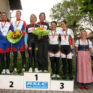 Deutsche Paracycling-Meisterschaften 2011: Siegerehrung - Verena Bentele und Annika Wechner stehen ganz oben auf dem Treppchen_Copyright Joachim Wechner