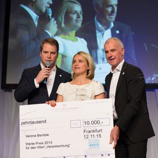 Verena Bentele erhält den mit 10000 Euro dotierten Werte-Preis 2015 für den Wert Verantwortung_Copyright Werte-Stiftung.jpg