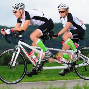 Triathlon Roth: Verena Bentele mit Alex Heim auf dem Rennradtandem_Copyright Bayern 3