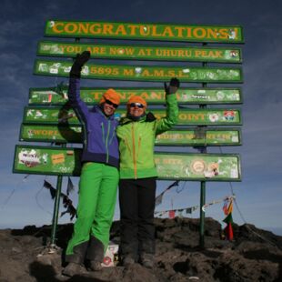 Kilimandscharo-Besteigung 2013: Verena Bentele und ihre Begleiterin Annika Wechner winken auf dem Uhuru Peak, dem mit 5895 Metern höchsten Gipfel des Kilimandscharo_Copyright Annika Wechner