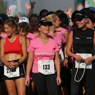 Womens Run: Verena Bentele neben vielen Läuferinnen an der Startlinie_Copyright Norbert Wilhelmi