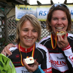 Gold bei den Deutschen Paracycling-Meisterschaften 2011: Verena Bentele und ihre Begleiterin Annika Wechner zeigen stolz ihre Goldmedaillen aus dem Zeitfahren_Copyright Joachim Wechner