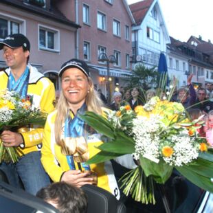 Empfang in Tettnang nach den Paralympics 2010_Thomas Friedrich und Verena Bentele im Autokorso_Copyright dpa Picture Alliance GmbH Karl-Josef Hildenbrand