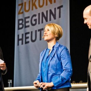 Keynote Speakerin Verena Bentele spricht vor 700 Führungskräften beim Handelsblatt Pathfinder – Verena Bentele wird auf der Bühne begrüßt_Copyright Handelsblatt Dominik Butzmann