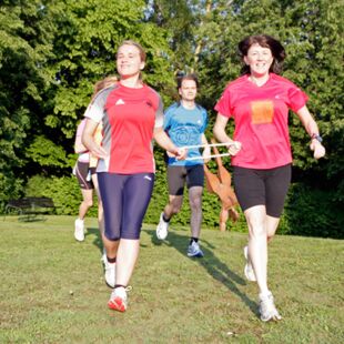 HVB BKK Lauftreff in München: Verena Bentele läuft eine Stunde mit Freizeitläuferinnen und -läufern durch den Englischen Garten, lässt sich abwechselnd von den Teilnehmerinnen und Teilnehmern an einer Seilschlinge führen_Copyright Gregor Bresser