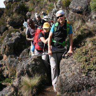 Kilimandscharo-Besteigung 2013: Verena Bentele und ihre Gruppe beim steilen Aufstieg - Achtung auf jeden Schritt_Copyright Annika Wechner