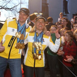 Empfang in Tettnang nach den Paralympics 2010_Verena Bentele und Thomas Friedrich haben ihre je 5 Goldmedaillen um den Hals und jubeln mit der Menge_Copyright dpa Picture Alliance GmbH Karl-Josef Hildenbrand