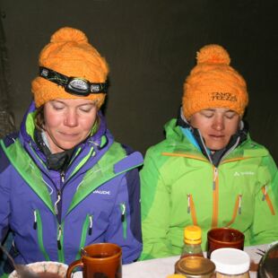 Kilimandscharo-Besteigung 2013: Verena Bentele und ihre Begleiterin Annika Wechner in der Gipfelnacht beim Frühstück vor dem Aufstieg_Copyright Annika Wechner